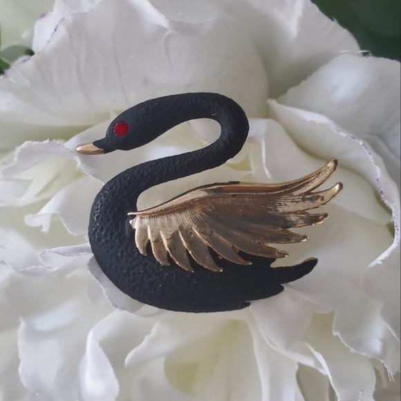 Black Swan Brooch - Gold Colour With Red Eye - Lisa Kao Creations Vintage - Picture 1 of 5